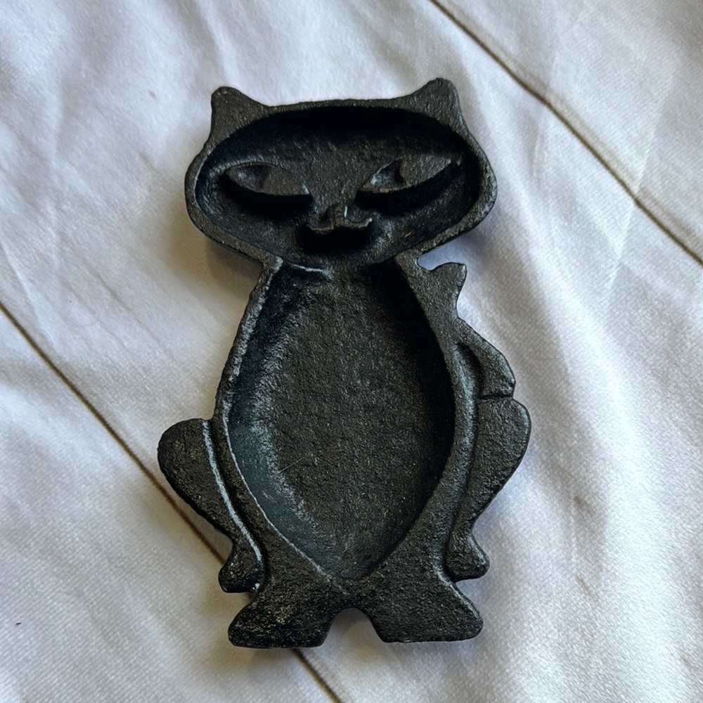 Cat cast iron decor